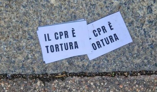 Blitz degli anarchici all'Asl di via San Secondo: "Il Cpr è tortura" Blitz degli anarchici all'Asl di via San Secondo: "Il Cpr è tortura"
