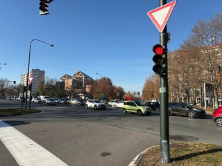 Cercasi frecce per la svolta in piazza Cattaneo
