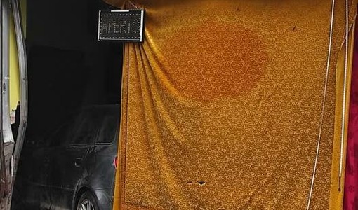 Audi fuori controllo, colpisce un'auto in sosta e poi sfonda la vetrina di un negozio Audi fuori controllo, colpisce un'auto in sosta e poi sfonda la vetrina di un negozio