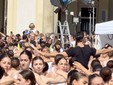 Roberto Bolle in azione in piazza San Carlo