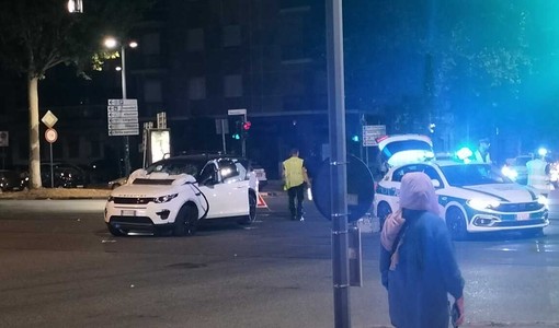 Scontro tra moto e monopattino in corso Traiano: grave un 24enne
