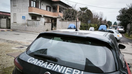 I carabinieri davanti alla casa di via Montello I carabinieri davanti alla casa di via Montello