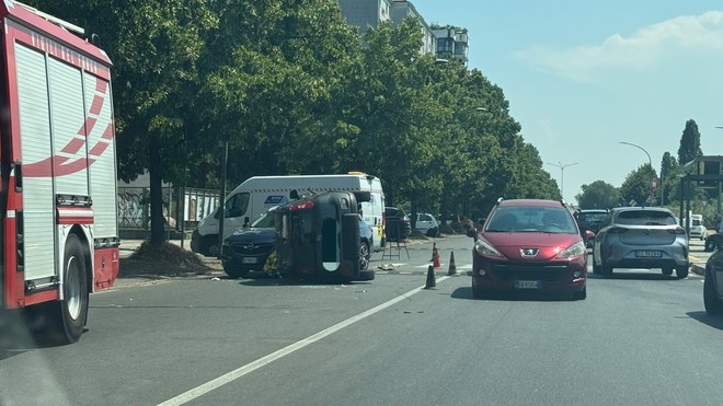 Auto si ribalta all'incrocio tra via Artom e via Pisacane: un ferito al CTO