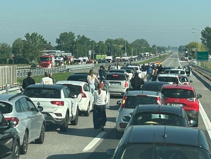 Grave incidente sulla Torino-Savona: traffico in tilt e quattro i feriti, un 77enne in codice rosso