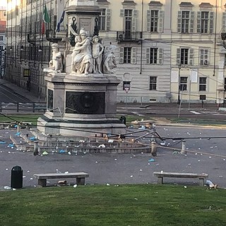 Notte di movida in piazza Carlina: rifiuti ovunque. "Serve pulizia nel weekend"