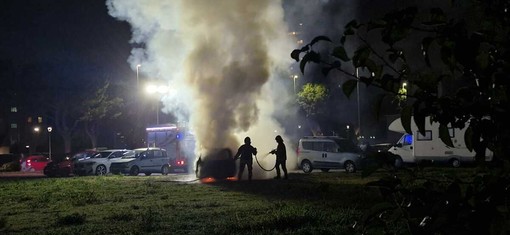 Auto in fiamme a Nichelino: intervento dei Vigili del Fuoco vicino alla scuola Marco Polo Auto in fiamme a Nichelino: intervento dei Vigili del Fuoco vicino alla scuola Marco Polo