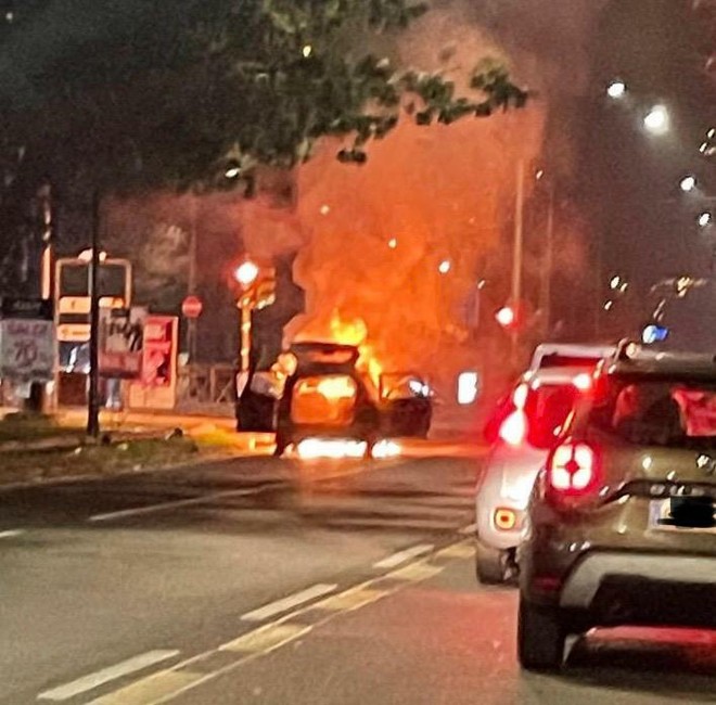 L'incendio dell'auto in corso Maroncelli
