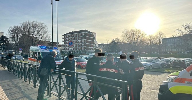 Si accascia alla fermata del bus: intervento salvavita al Lingotto