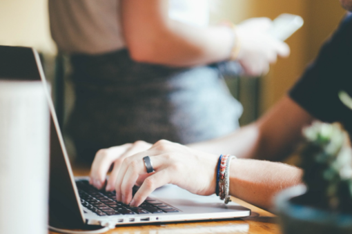 Sei giornalista e vuoi mettere alla prova i tuoi talenti lontano da casa? C’è un posto di lavoro a tempo pieno con contratto FNSI