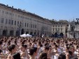 Roberto Bolle in azione in piazza San Carlo