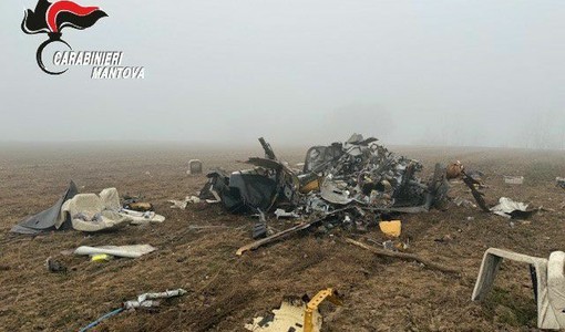 Pilota torinese precipita con l'elicottero e muore nel mantovano. Lascia moglie e figli Pilota torinese precipita con l'elicottero e muore nel mantovano. Lascia moglie e figli