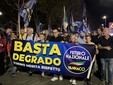 Sfilata da via Trecate tra cori e polemiche Sfilata da via Trecate tra cori e polemiche