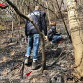 Scintille da un flessibile innescano incendio boschivo, identificato l'autore