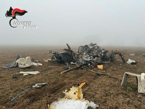 Pilota torinese precipita con l'elicottero e muore nel mantovano. Lascia moglie e figli Pilota torinese precipita con l'elicottero e muore nel mantovano. Lascia moglie e figli