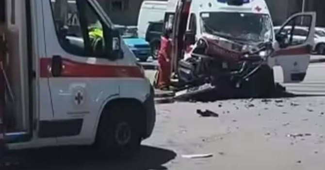 L'incidente all'incrocio tra i corsi Novara e Palermo L'incidente all'incrocio tra i corsi Novara e Palermo
