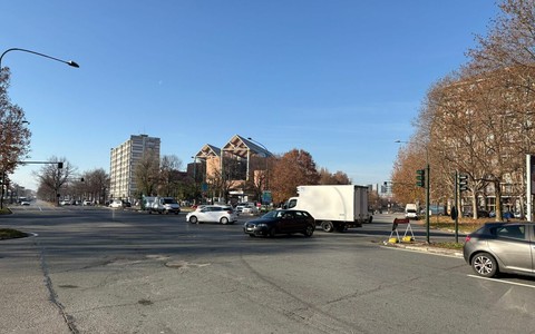 Cercasi frecce per la svolta in piazza Cattaneo