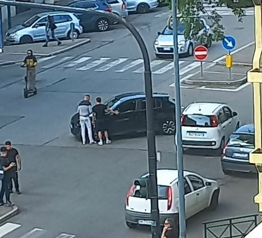 Ennesimo incidente all'incrocio tra corso Vercelli e via Boccherini