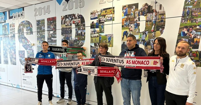 Una donazione per l’inclusione: sciarpe e pettorine alla squadra degli Insuperabili