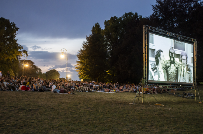 Cinema all'aperto: dove assistere alle proiezioni dei film sotto le stelle nelle sere d'estate