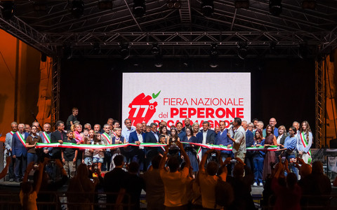 Taglio del nastro per la nuova edizione della Fiera del Peperone