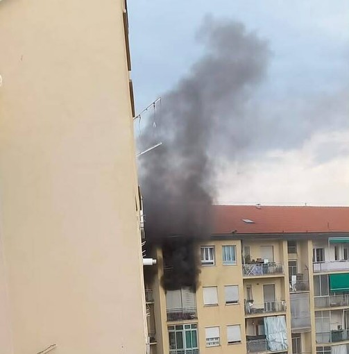 L'incendio si è sviluppato ai piani alti del palazzo