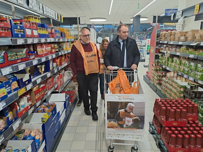 Anche il sindaco Lo Russo partecipa alla giornata della Colletta Alimentare Anche il sindaco Lo Russo partecipa alla giornata della Colletta Alimentare