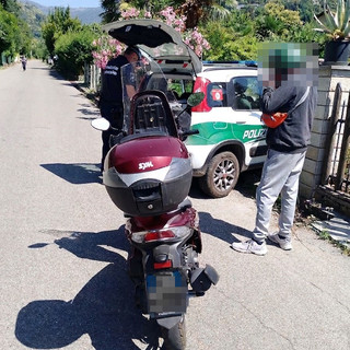 Scarica il passeggero e scappa in moto: nei guai un 55enne di Angrogna con precedenti penali