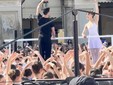 Roberto Bolle in azione in piazza San Carlo
