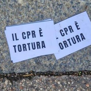 Blitz degli anarchici all'Asl di via San Secondo: &quot;Il Cpr è tortura&quot;
