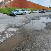 Strade “colabrodo”, in via Ravina pavimentazione simile a un paesaggio lunare