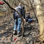 Scintille da un flessibile innescano incendio boschivo, identificato l'autore