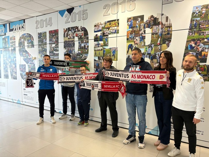 Una donazione per l’inclusione: sciarpe e pettorine alla squadra degli Insuperabili Una donazione per l’inclusione: sciarpe e pettorine alla squadra degli Insuperabili