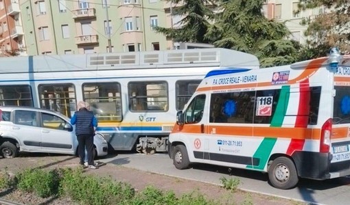 Scontro tra tram e auto in largo Borgaro Scontro tra tram e auto in largo Borgaro