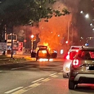 L'incendio dell'auto in corso Maroncelli