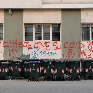 Scritte No Vax comparse nella notte sui muri del liceo Berti, in via Duchessa Jolanda