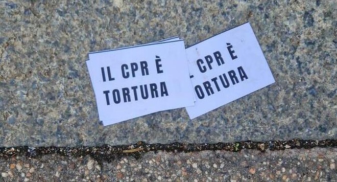 Blitz degli anarchici all'Asl di via San Secondo: "Il Cpr è tortura" Blitz degli anarchici all'Asl di via San Secondo: "Il Cpr è tortura"