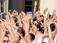 Roberto Bolle in azione in piazza San Carlo