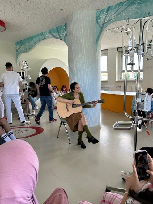 Levante fa visita ai pazienti del Regina Margherita prima del concerto a Venaria