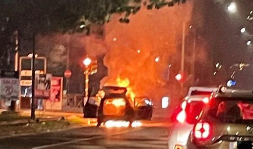 L'incendio dell'auto in corso Maroncelli