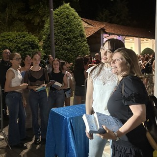 Bagno di folla per Felicia Kingsley a Carmagnola: la scrittrice romance hiude la rassegna Letti di Notte
