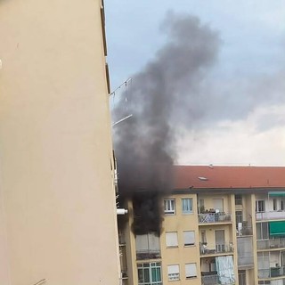 L'incendio si è sviluppato ai piani alti del palazzo L'incendio si è sviluppato ai piani alti del palazzo