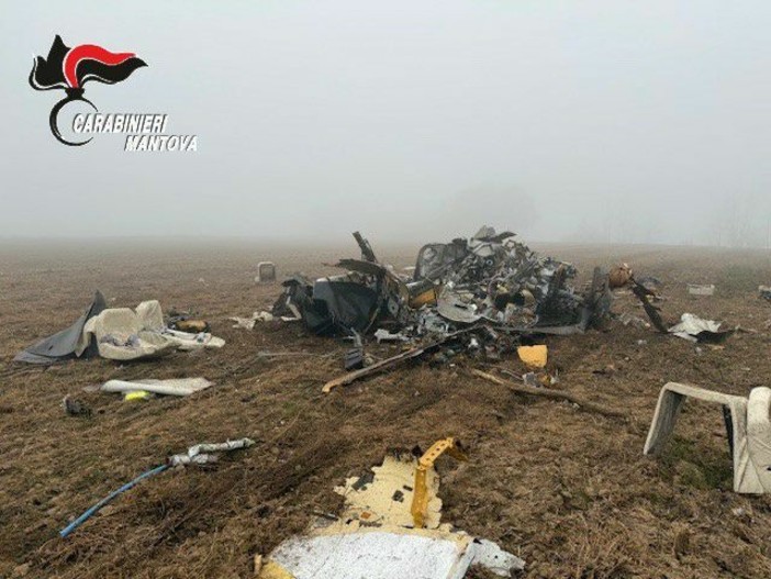 Pilota torinese precipita con l'elicottero e muore nel mantovano. Lascia moglie e figli Pilota torinese precipita con l'elicottero e muore nel mantovano. Lascia moglie e figli