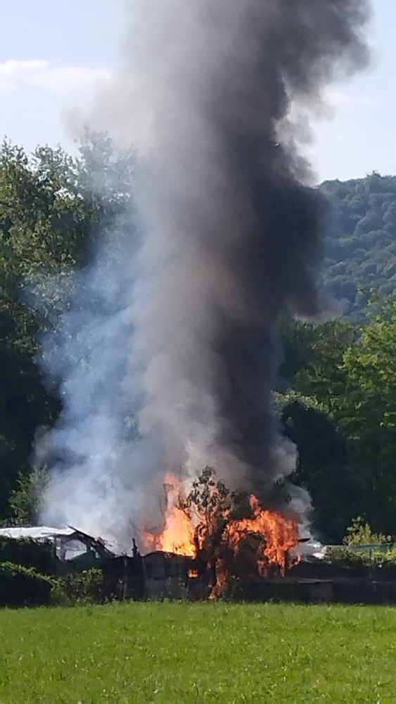 Prende fuoco una baracca degli orti a Luserna San Giovanni