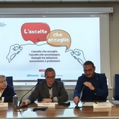Ivana De Micheli, il giornalista Alberto Manzo e Silvio Magliano durante la tavola rotonda da Vol.To