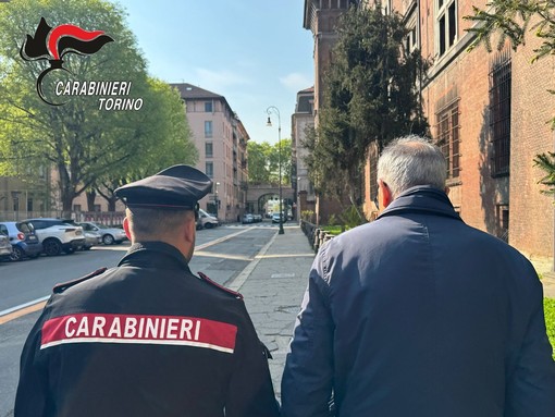 Tentano di raggirare un anziano con la “truffa dello specchietto”, fermati due ventenni a Rivoli