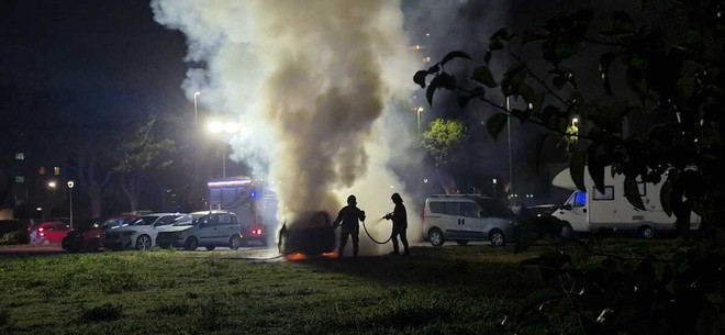 Auto in fiamme a Nichelino: intervento dei Vigili del Fuoco vicino alla scuola Marco Polo