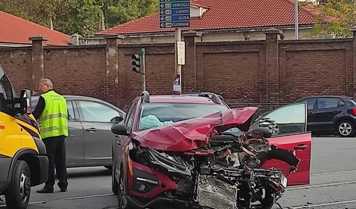 Scontro tra auto all'incrocio in via Monginevro