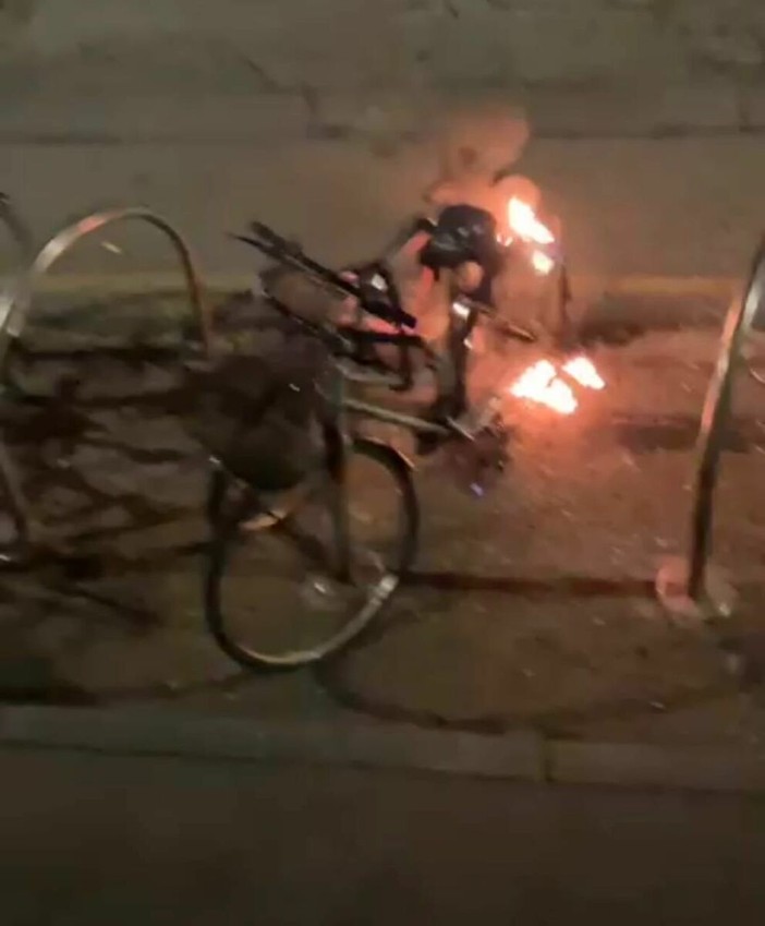 L'incendio ai danni di una bici in via Carmagnola L'incendio ai danni di una bici in via Carmagnola