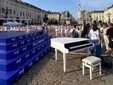 Roberto Bolle in azione in piazza San Carlo