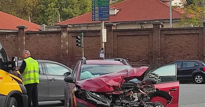Scontro tra auto all'incrocio in via Monginevro Scontro tra auto all'incrocio in via Monginevro